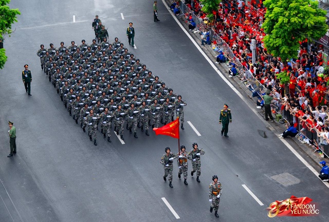 Khoảnh khắc tự hào: Đoàn diễu binh diễu hành A80 tiến bước theo từng tiếng hò reo của hàng vạn trái tim yêu nước- Ảnh 20.