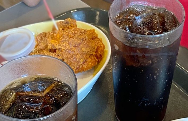 Bé gái 13 tuổi đã suy thận nặng, bác sĩ hỏi 3 câu liền lộ ngay thủ phạm: Là thứ nước "người lớn còn mê"- Ảnh 2.
