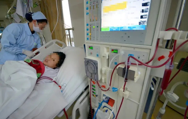 Bé gái 13 tuổi đã suy thận nặng, bác sĩ hỏi 3 câu liền lộ ngay thủ phạm: Là thứ nước "người lớn còn mê"- Ảnh 1.