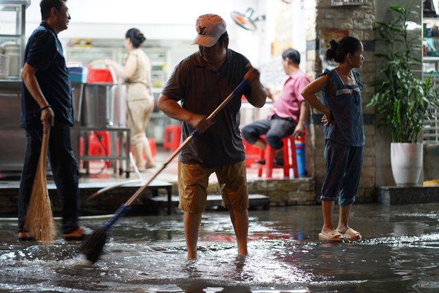 Hình ảnh Hà Nội và TP.HCM sau cơn mưa "giải nhiệt": Gần nửa đêm đường Võ Chí Công vẫn tắc cứng, phố biến thành sông!- Ảnh 23.