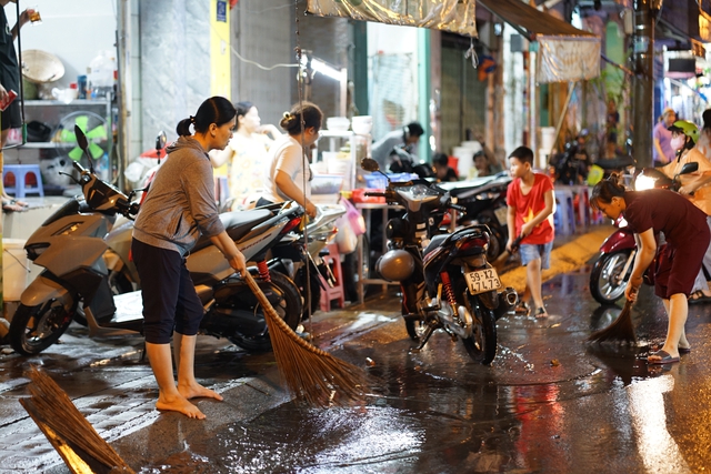 Hình ảnh Hà Nội và TP.HCM sau cơn mưa "giải nhiệt": Gần nửa đêm đường Võ Chí Công vẫn tắc cứng, phố biến thành sông!- Ảnh 26.