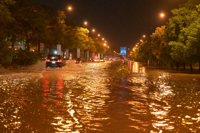 Hình ảnh Hà Nội và TP.HCM sau cơn mưa "giải nhiệt": Gần nửa đêm đường Võ Chí Công vẫn tắc cứng, phố biến thành sông!- Ảnh 13.