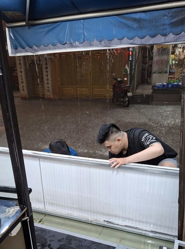 Hình ảnh Hà Nội và TP.HCM sau cơn mưa "giải nhiệt": Gần nửa đêm đường Võ Chí Công vẫn tắc cứng, phố biến thành sông!- Ảnh 28.