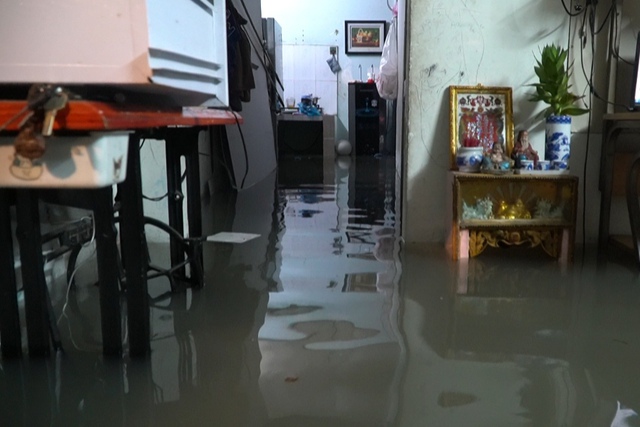 Hình ảnh Hà Nội và TP.HCM sau cơn mưa "giải nhiệt": Gần nửa đêm đường Võ Chí Công vẫn tắc cứng, phố biến thành sông!- Ảnh 32.