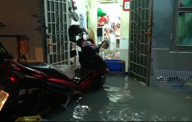 Hình ảnh Hà Nội và TP.HCM sau cơn mưa "giải nhiệt": Gần nửa đêm đường Võ Chí Công vẫn tắc cứng, phố biến thành sông!- Ảnh 30.