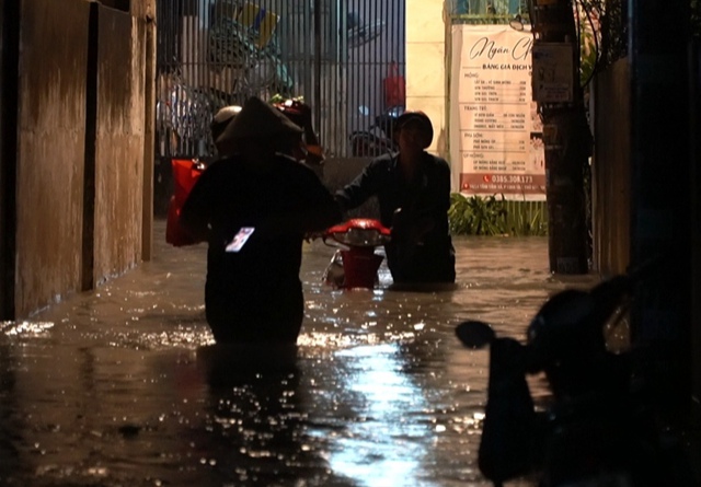 Hình ảnh Hà Nội và TP.HCM sau cơn mưa "giải nhiệt": Gần nửa đêm đường Võ Chí Công vẫn tắc cứng, phố biến thành sông!- Ảnh 31.