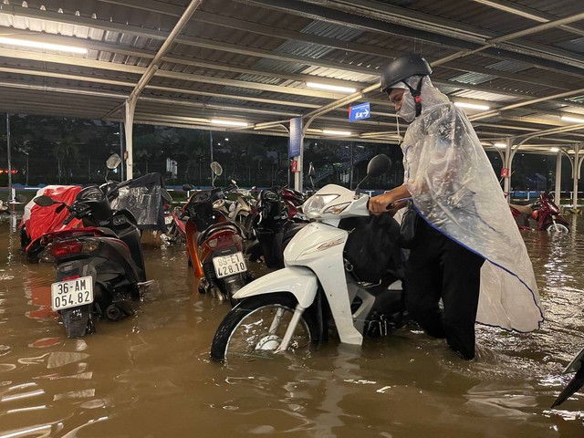 Hình ảnh Hà Nội và TP.HCM sau cơn mưa "giải nhiệt": Gần nửa đêm đường Võ Chí Công vẫn tắc cứng, phố biến thành sông!- Ảnh 3.