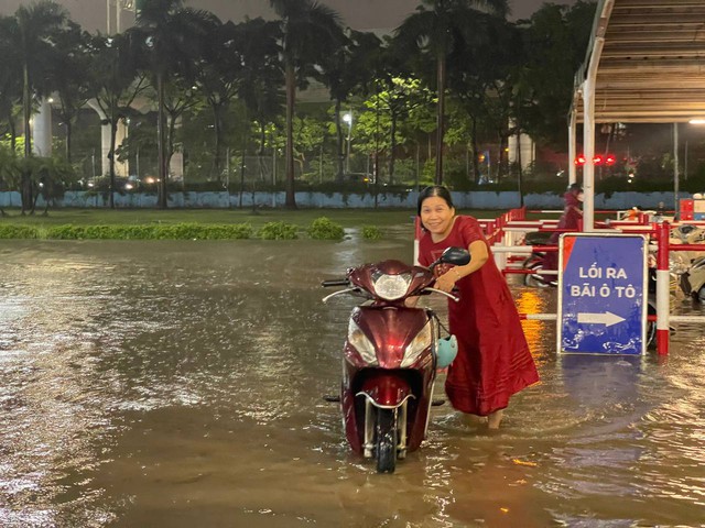 Hình ảnh Hà Nội và TP.HCM sau cơn mưa "giải nhiệt": Gần nửa đêm đường Võ Chí Công vẫn tắc cứng, phố biến thành sông!- Ảnh 4.