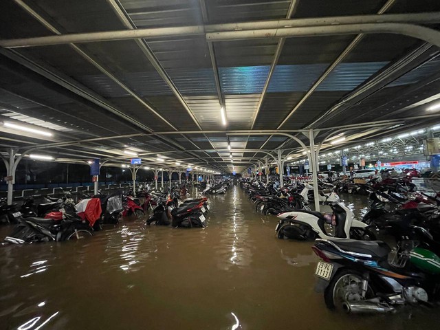 Hình ảnh Hà Nội và TP.HCM sau cơn mưa "giải nhiệt": Gần nửa đêm đường Võ Chí Công vẫn tắc cứng, phố biến thành sông!- Ảnh 5.