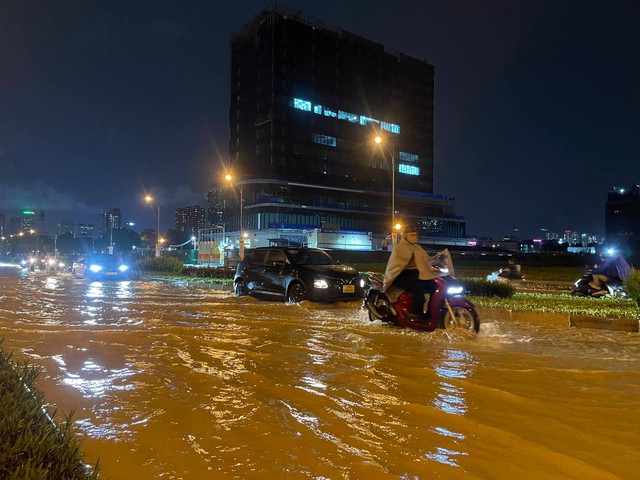 Hình ảnh Hà Nội và TP.HCM sau cơn mưa "giải nhiệt": Gần nửa đêm đường Võ Chí Công vẫn tắc cứng, phố biến thành sông!- Ảnh 16.
