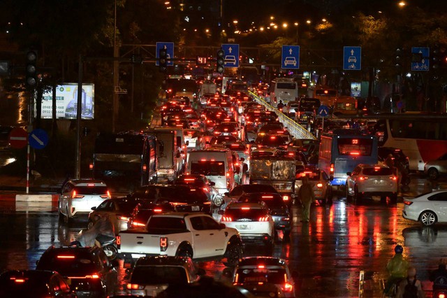 Hình ảnh Hà Nội và TP.HCM sau cơn mưa "giải nhiệt": Gần nửa đêm đường Võ Chí Công vẫn tắc cứng, phố biến thành sông!- Ảnh 20.