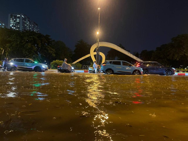 Hình ảnh Hà Nội và TP.HCM sau cơn mưa "giải nhiệt": Gần nửa đêm đường Võ Chí Công vẫn tắc cứng, phố biến thành sông!- Ảnh 17.