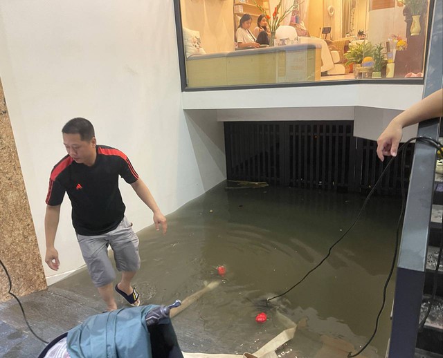 Hình ảnh Hà Nội và TP.HCM sau cơn mưa "giải nhiệt": Gần nửa đêm đường Võ Chí Công vẫn tắc cứng, phố biến thành sông!- Ảnh 19.