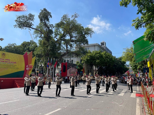 Sáng Hà Nội hào hùng với màn diễu hành quanh hồ Hoàn Kiếm, người dân nô nức "đội nắng" đi xem- Ảnh 13. Sáng Hà Nội hào hùng với màn diễu hành quanh hồ Hoàn Kiếm, người dân nô nức "đội nắng" đi xem- Ảnh 13.