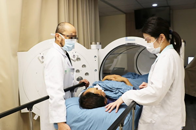 4 dấu hiệu "lạ" ở chân cảnh báo phổi "chi chít khối u", cần khám nhanh kẻo muộn!- Ảnh 1.