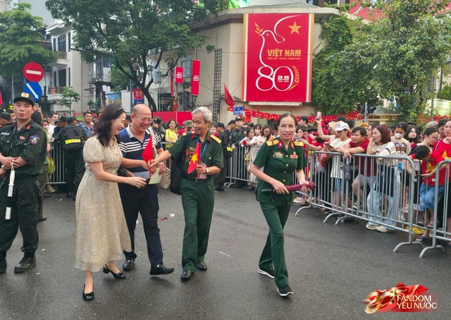 H&agrave; Nội một đ&ecirc;m kh&ocirc;ng ngủ: Khắp phố l&agrave; concert "0 đồng", ai cũng th&agrave;nh ca sĩ hết rồi!- Ảnh 28.