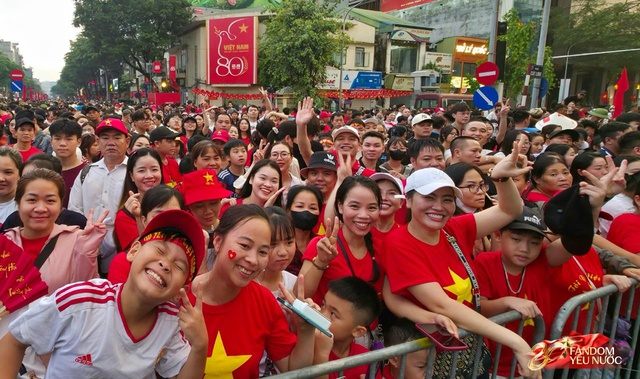 H&agrave; Nội một đ&ecirc;m kh&ocirc;ng ngủ: Khắp phố l&agrave; concert "0 đồng", ai cũng th&agrave;nh ca sĩ hết rồi!- Ảnh 31.