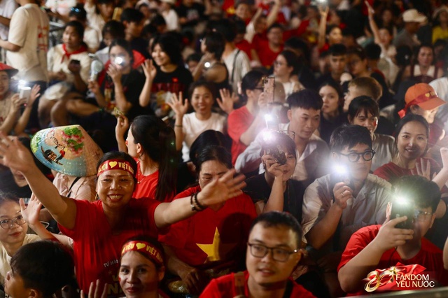 H&agrave; Nội một đ&ecirc;m kh&ocirc;ng ngủ: Khắp phố l&agrave; concert "0 đồng", ai cũng th&agrave;nh ca sĩ hết rồi!- Ảnh 17.