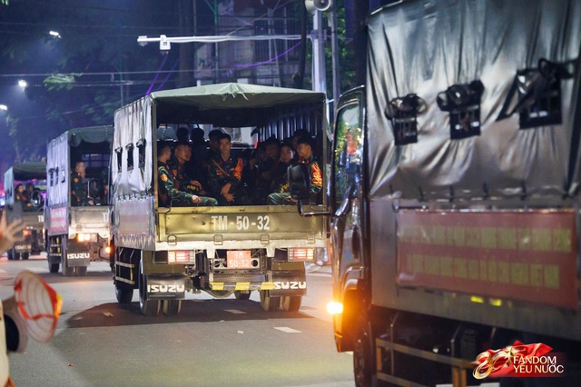 Hà Nội một đêm không ngủ: Khắp phố là mini concert, ai cũng thành ca sĩ hết rồi!- Ảnh 4.