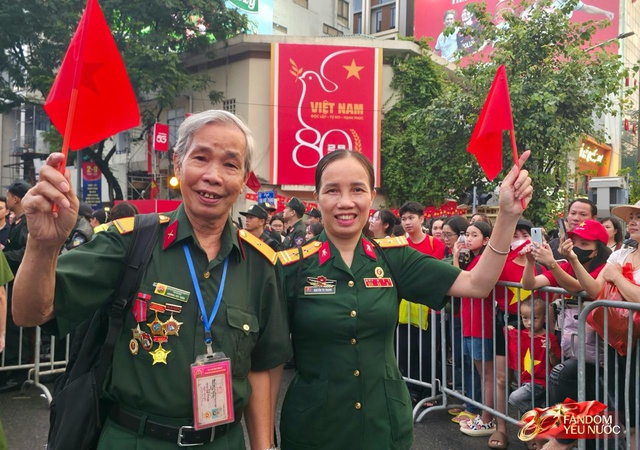 H&agrave; Nội một đ&ecirc;m kh&ocirc;ng ngủ: Khắp phố l&agrave; concert "0 đồng", ai cũng th&agrave;nh ca sĩ hết rồi!- Ảnh 27.