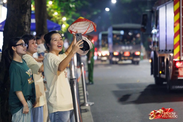 Hà Nội một đêm không ngủ: Khắp phố là mini concert, ai cũng thành ca sĩ hết rồi!- Ảnh 1.