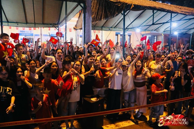 H&agrave; Nội một đ&ecirc;m kh&ocirc;ng ngủ: Khắp phố l&agrave; concert "0 đồng", ai cũng th&agrave;nh ca sĩ hết rồi!- Ảnh 12.