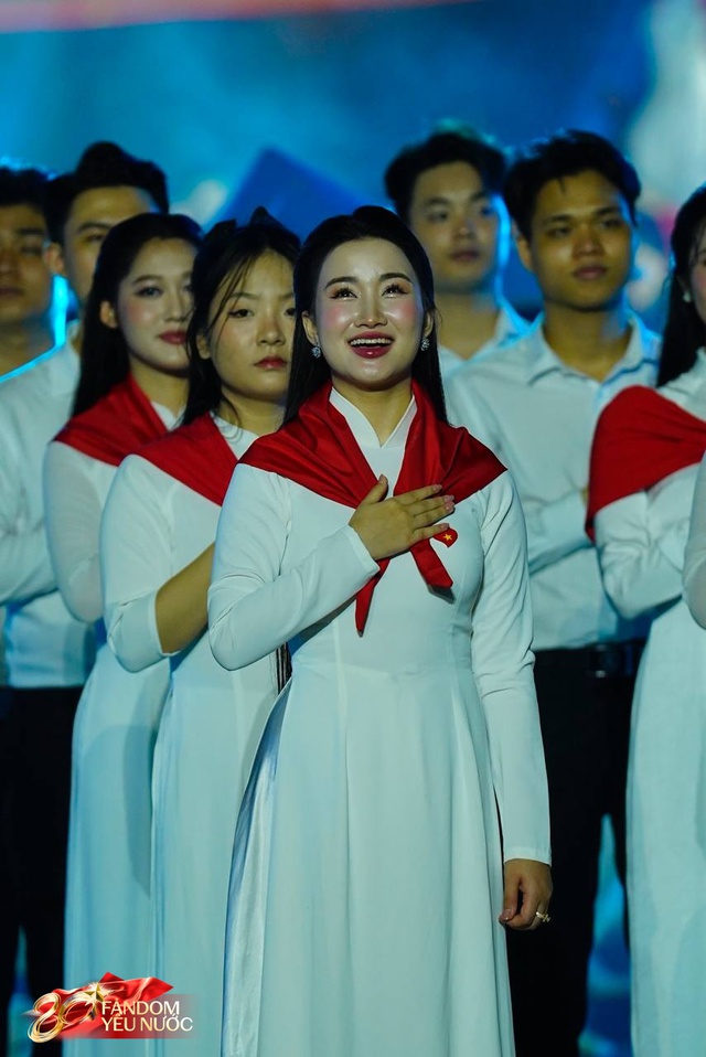 Concert quốc gia đặc biệt: SOOBIN hô "Việt Nam" đến lạc cả giọng, Mỹ Tâm kết hợp Quán quân Rap Việt quá cháy!- Ảnh 15.