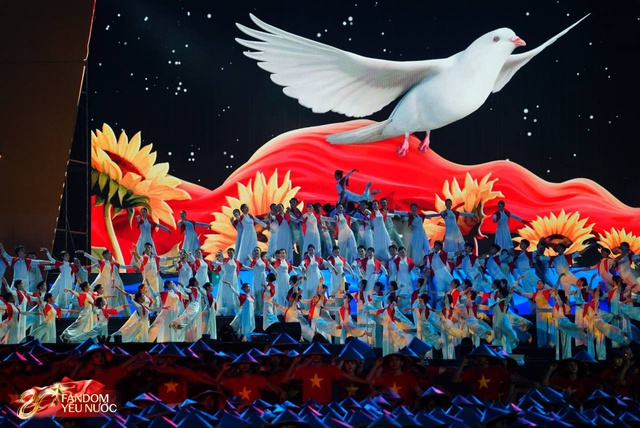 Concert quốc gia đặc biệt: SOOBIN hô "Việt Nam" đến lạc cả giọng, Mỹ Tâm kết hợp Quán quân Rap Việt quá cháy!- Ảnh 14.