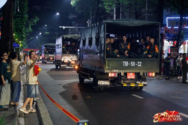 Hà Nội một đêm không ngủ: Khắp phố là mini concert, ai cũng thành ca sĩ hết rồi!- Ảnh 2.