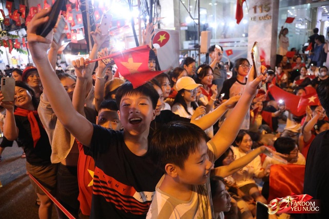 H&agrave; Nội một đ&ecirc;m kh&ocirc;ng ngủ: Khắp phố l&agrave; concert "0 đồng", ai cũng th&agrave;nh ca sĩ hết rồi!- Ảnh 10.