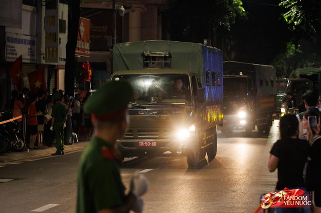 Hà Nội một đêm không ngủ: Khắp phố là mini concert, ai cũng thành ca sĩ hết rồi!- Ảnh 3.