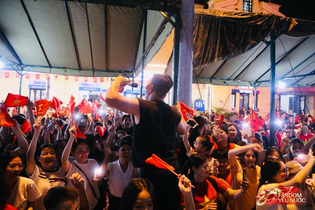 H&agrave; Nội một đ&ecirc;m kh&ocirc;ng ngủ: Khắp phố l&agrave; concert "0 đồng", ai cũng th&agrave;nh ca sĩ hết rồi!- Ảnh 11.