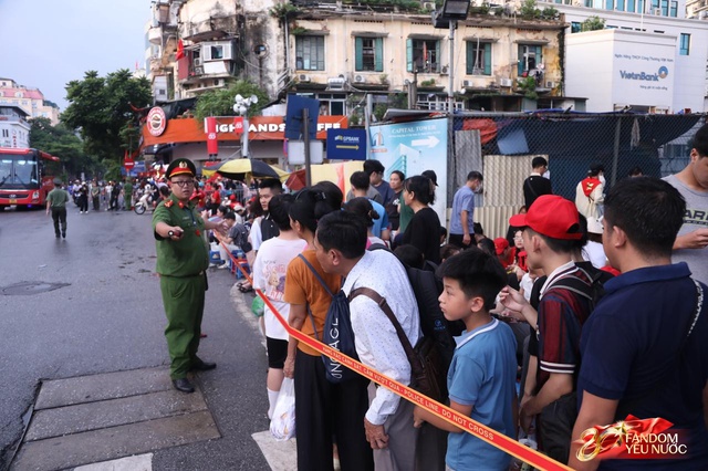 H&agrave; Nội một đ&ecirc;m kh&ocirc;ng ngủ: Khắp phố l&agrave; concert "0 đồng", ai cũng th&agrave;nh ca sĩ hết rồi!- Ảnh 22.