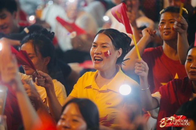 H&agrave; Nội một đ&ecirc;m kh&ocirc;ng ngủ: Khắp phố l&agrave; concert "0 đồng", ai cũng th&agrave;nh ca sĩ hết rồi!- Ảnh 9.