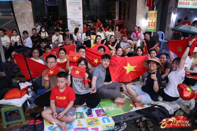 H&agrave; Nội một đ&ecirc;m kh&ocirc;ng ngủ: Khắp phố l&agrave; concert "0 đồng", ai cũng th&agrave;nh ca sĩ hết rồi!- Ảnh 24.