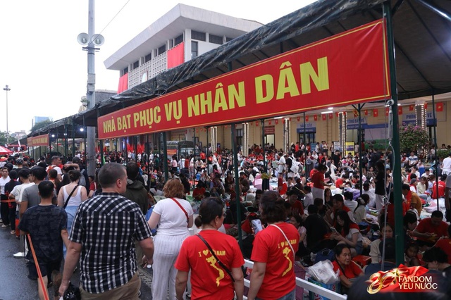 H&agrave; Nội một đ&ecirc;m kh&ocirc;ng ngủ: Khắp phố l&agrave; concert "0 đồng", ai cũng th&agrave;nh ca sĩ hết rồi!- Ảnh 23.