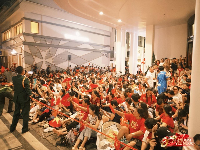 H&agrave; Nội một đ&ecirc;m kh&ocirc;ng ngủ: Khắp phố l&agrave; concert "0 đồng", ai cũng th&agrave;nh ca sĩ hết rồi!- Ảnh 19.