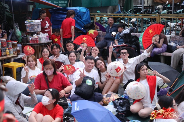 H&agrave; Nội một đ&ecirc;m kh&ocirc;ng ngủ: Khắp phố l&agrave; concert "0 đồng", ai cũng th&agrave;nh ca sĩ hết rồi!- Ảnh 25.