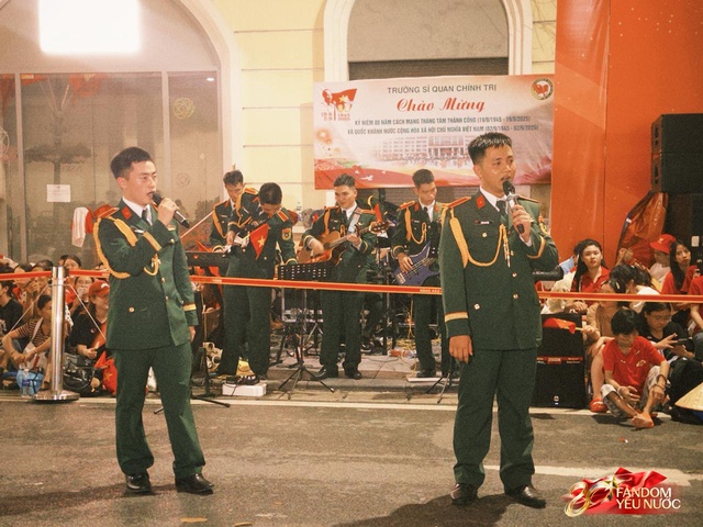 H&agrave; Nội một đ&ecirc;m kh&ocirc;ng ngủ: Khắp phố l&agrave; concert "0 đồng", ai cũng th&agrave;nh ca sĩ hết rồi!- Ảnh 20.