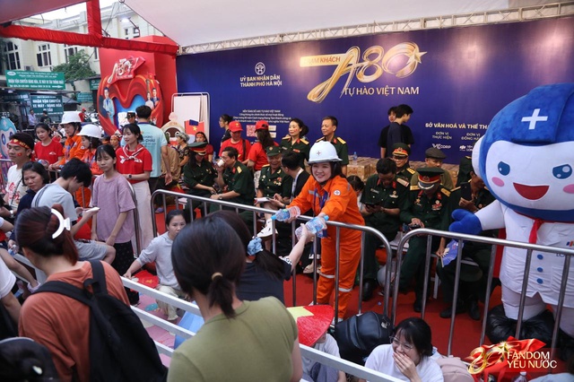 H&agrave; Nội một đ&ecirc;m kh&ocirc;ng ngủ: Khắp phố l&agrave; concert "0 đồng", ai cũng th&agrave;nh ca sĩ hết rồi!- Ảnh 26.