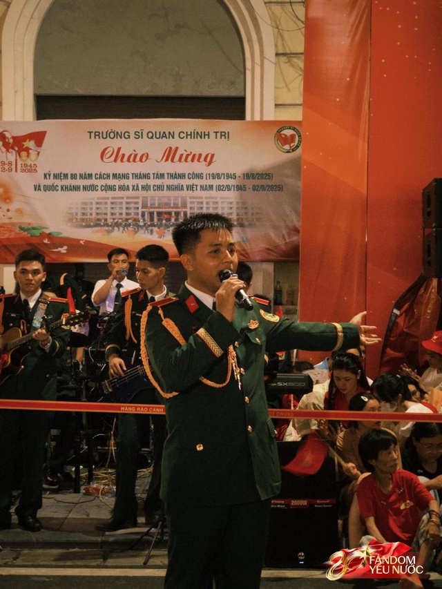 H&agrave; Nội một đ&ecirc;m kh&ocirc;ng ngủ: Khắp phố l&agrave; concert "0 đồng", ai cũng th&agrave;nh ca sĩ hết rồi!- Ảnh 21.