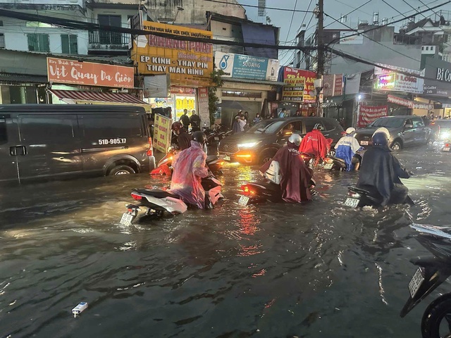 TP HCM: Mưa lớn diện rộng, nhiều nơi ngập nặng- Ảnh 2.