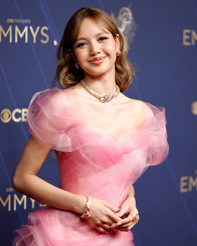 Lễ trao giải Emmy 2025: Lisa (BLACKPINK) e ấp vòng 1 lấn át Selena Gomez, dàn mỹ nhân lộng lẫy ngút ngàn- Ảnh 2.