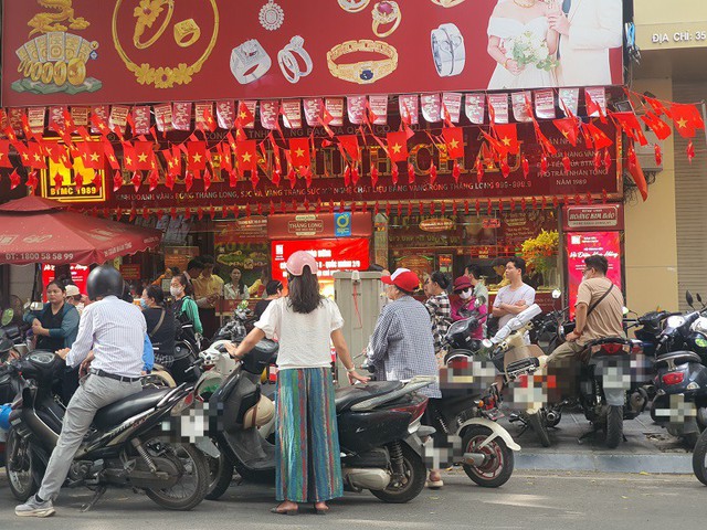 Mang 50 chỉ vàng đi bán, người đàn ông ở Hà Nội bất ngờ, “quay xe” gấp- Ảnh 1.