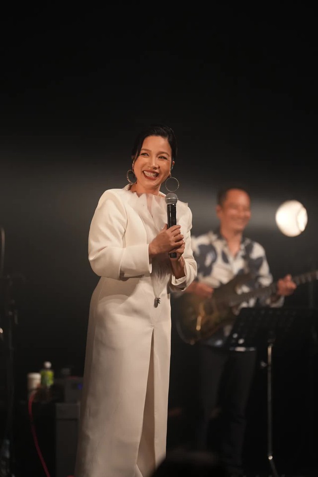 Cả gia đình đồng hành với diva Mỹ Linh trong tour lưu diễn châu Á đầu tiên- Ảnh 1.