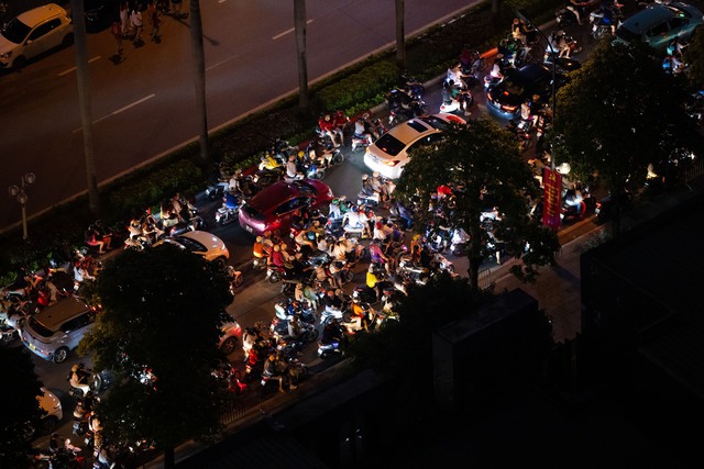 Pháo hoa rực sáng trên bầu trời Hà Nội tối 2/9, người dân đổ xô ra đường ngắm nhìn- Ảnh 25.