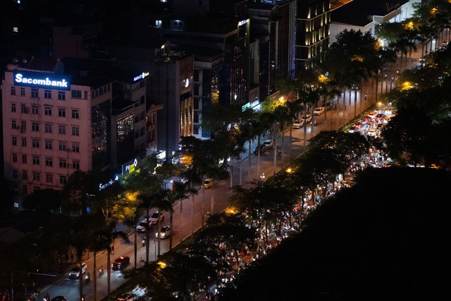 Pháo hoa rực sáng trên bầu trời Hà Nội tối 2/9, người dân đổ xô ra đường ngắm nhìn- Ảnh 26.