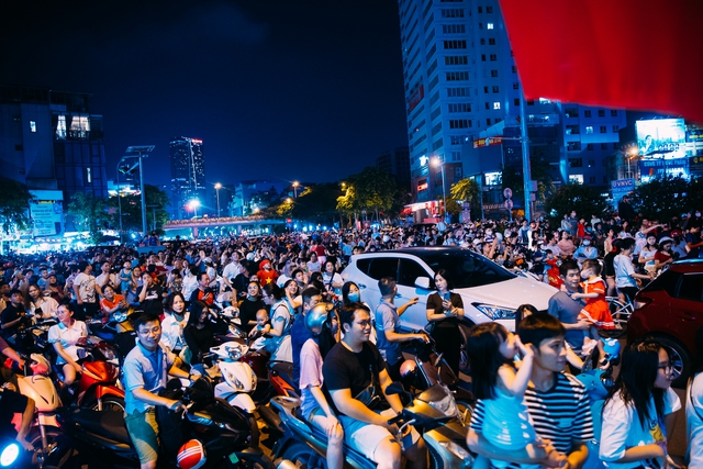 Pháo hoa rực sáng trên bầu trời Hà Nội tối 2/9, người dân đổ xô ra đường ngắm nhìn- Ảnh 11.