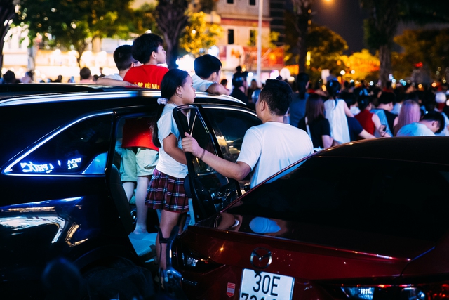 Pháo hoa rực sáng trên bầu trời Hà Nội tối 2/9, người dân đổ xô ra đường ngắm nhìn- Ảnh 13.