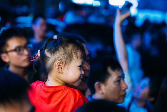 Pháo hoa rực sáng trên bầu trời Hà Nội tối 2/9, người dân đổ xô ra đường ngắm nhìn- Ảnh 17.